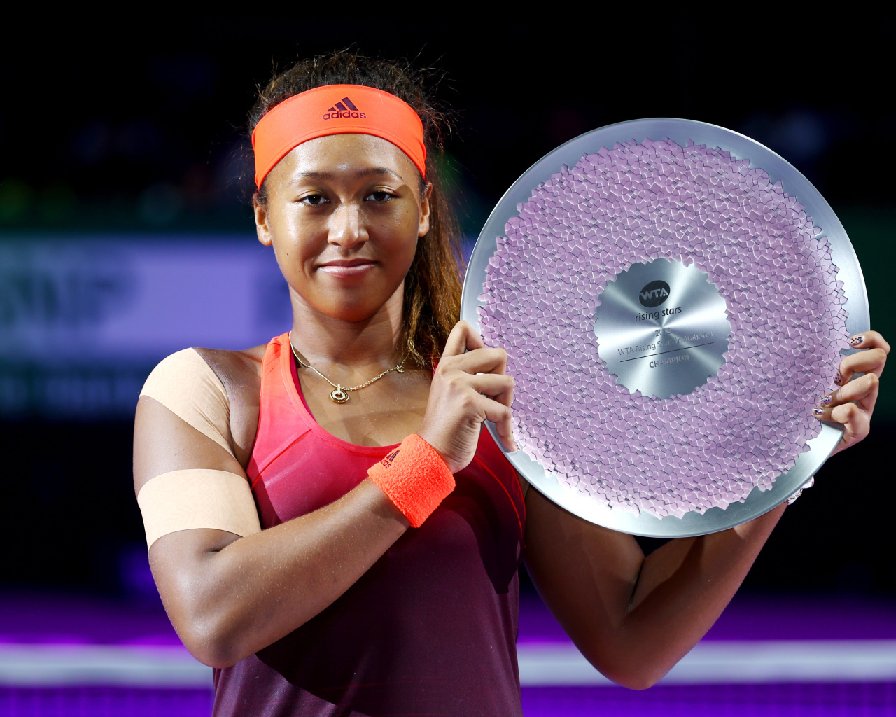 Японская теннисистка Наоми Осака с наградой 