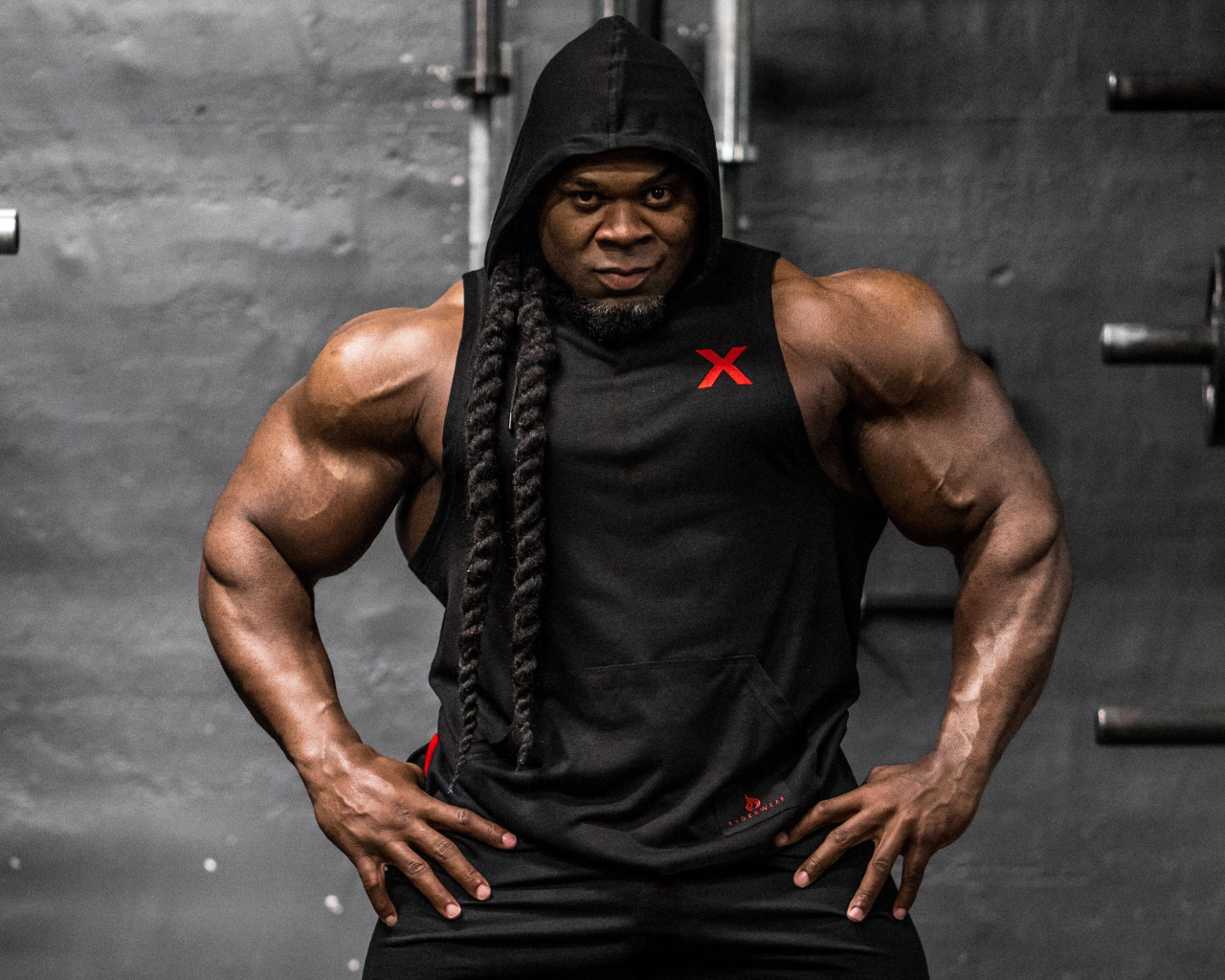 Профессиональный культурист Кай Грин в спортзале