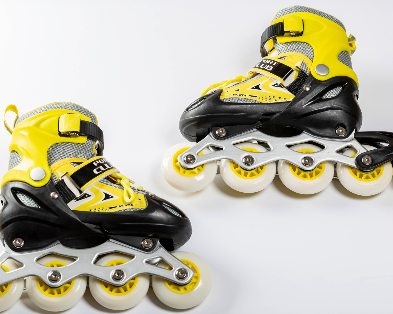 Роликовые коньки на сером фоне