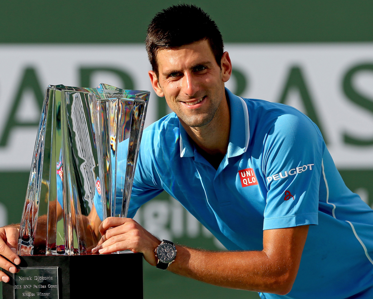 Сербский теннисист Новак Джокович с наградой