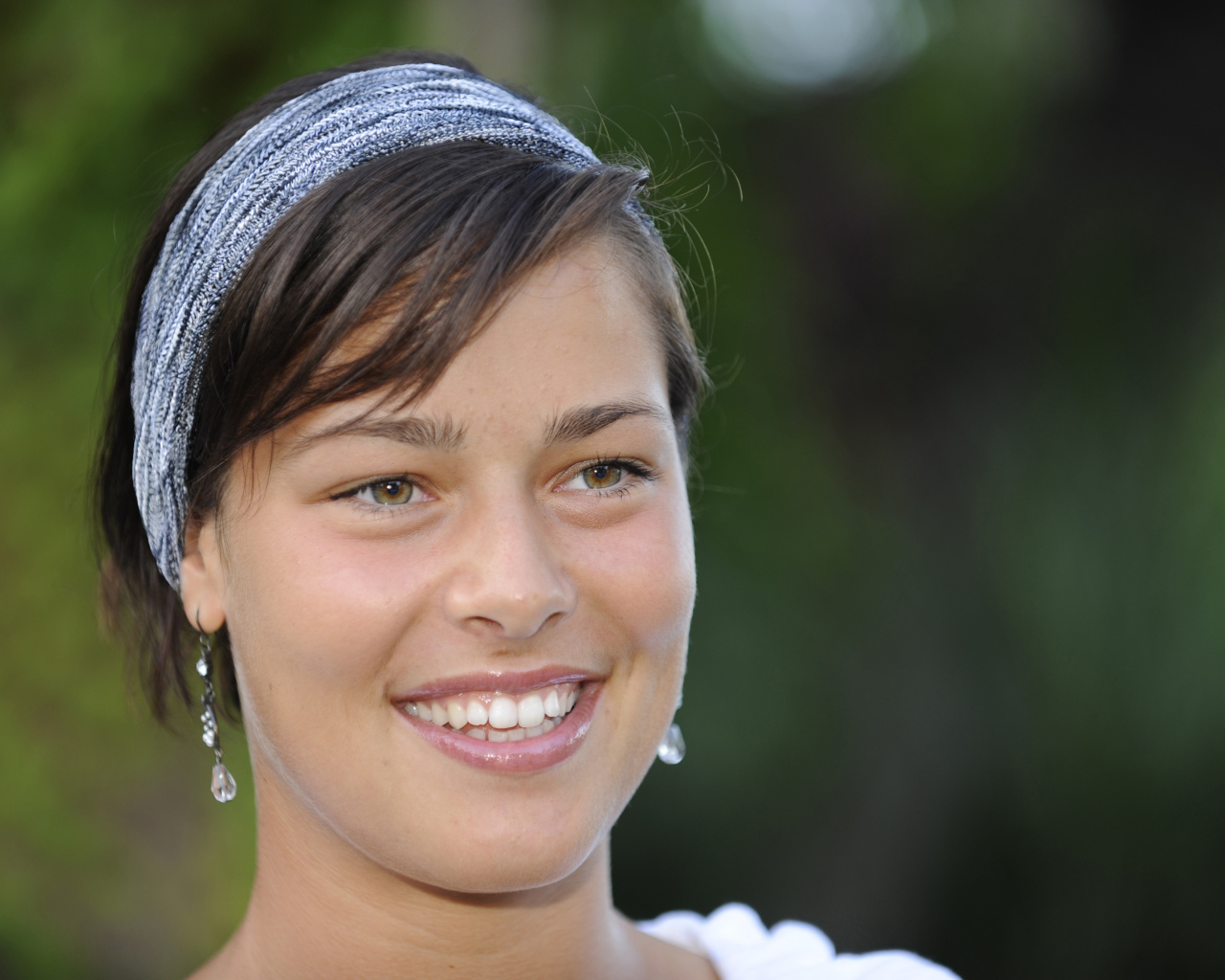 Улыбающаяся девушка, сербская теннисистка Ана Иванович