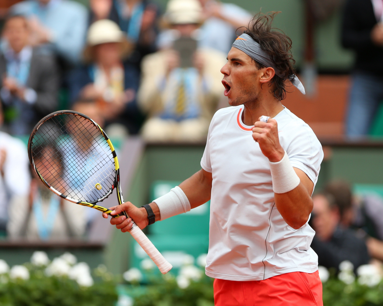 Испанский теннисист Рафаэль Надаль с ракеткой на корте