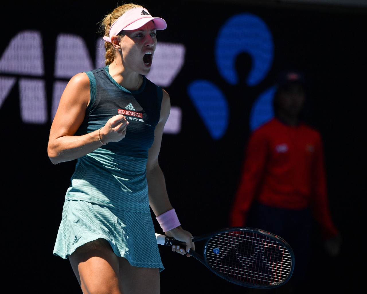 Теннисистка Анжелика Кербер с ракеткой на корте