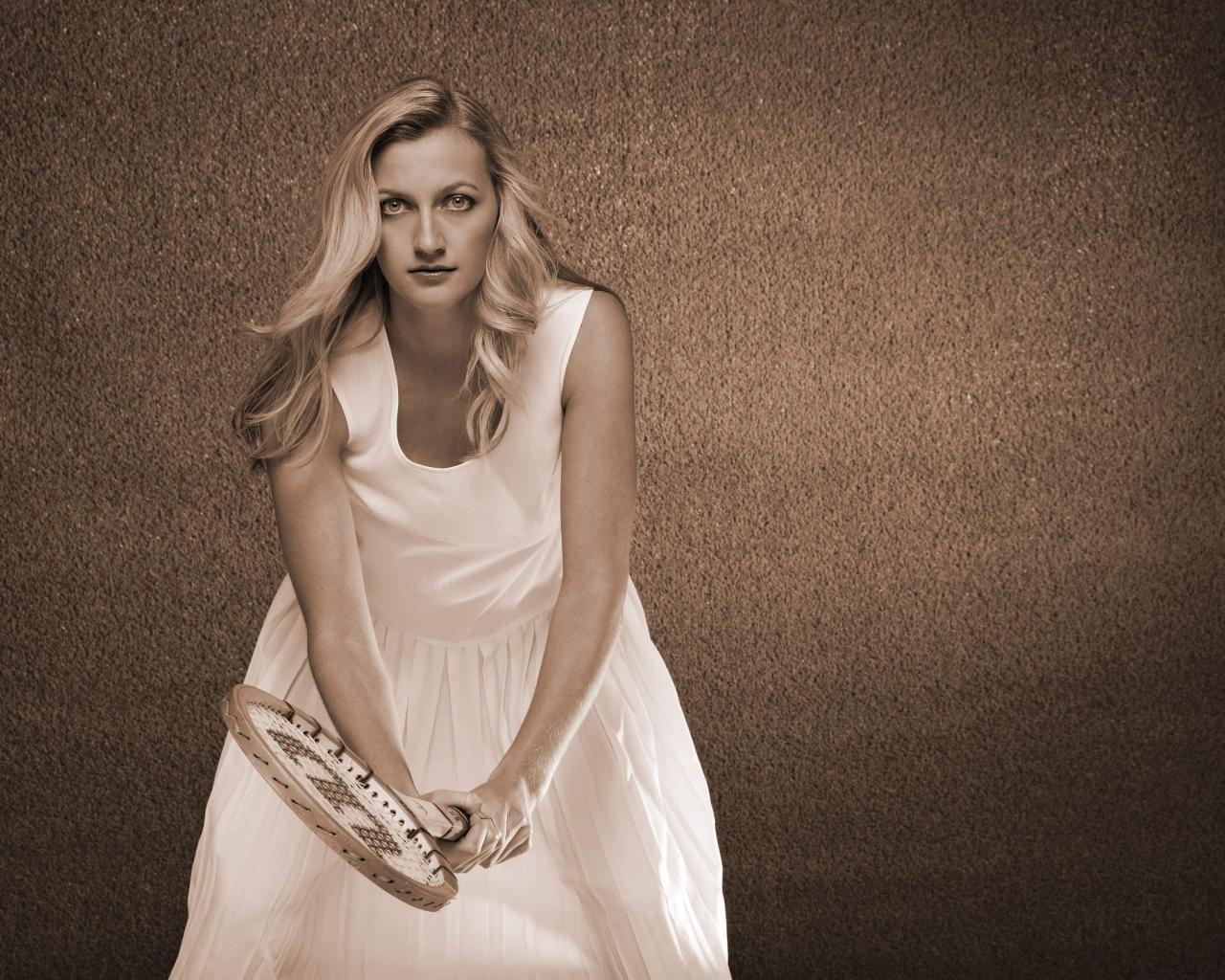 Теннисистка Петра Квитова в белом платье с ракеткой