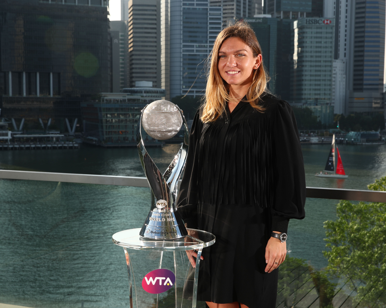 Теннисистка Симона Халеп с наградой