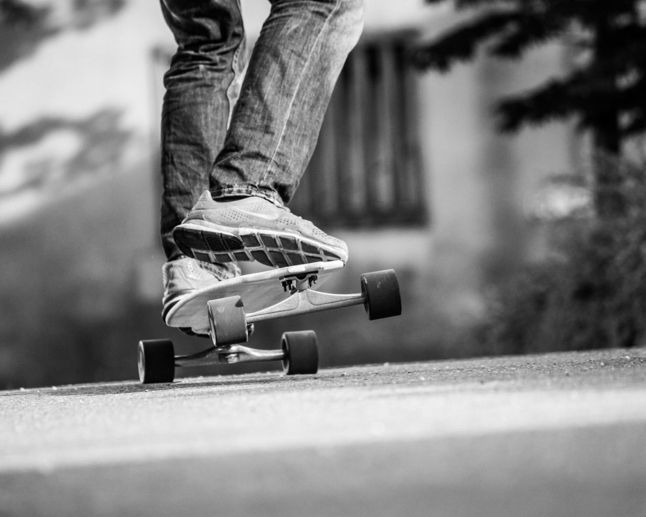 Парень катается на скейтборде по асфальту