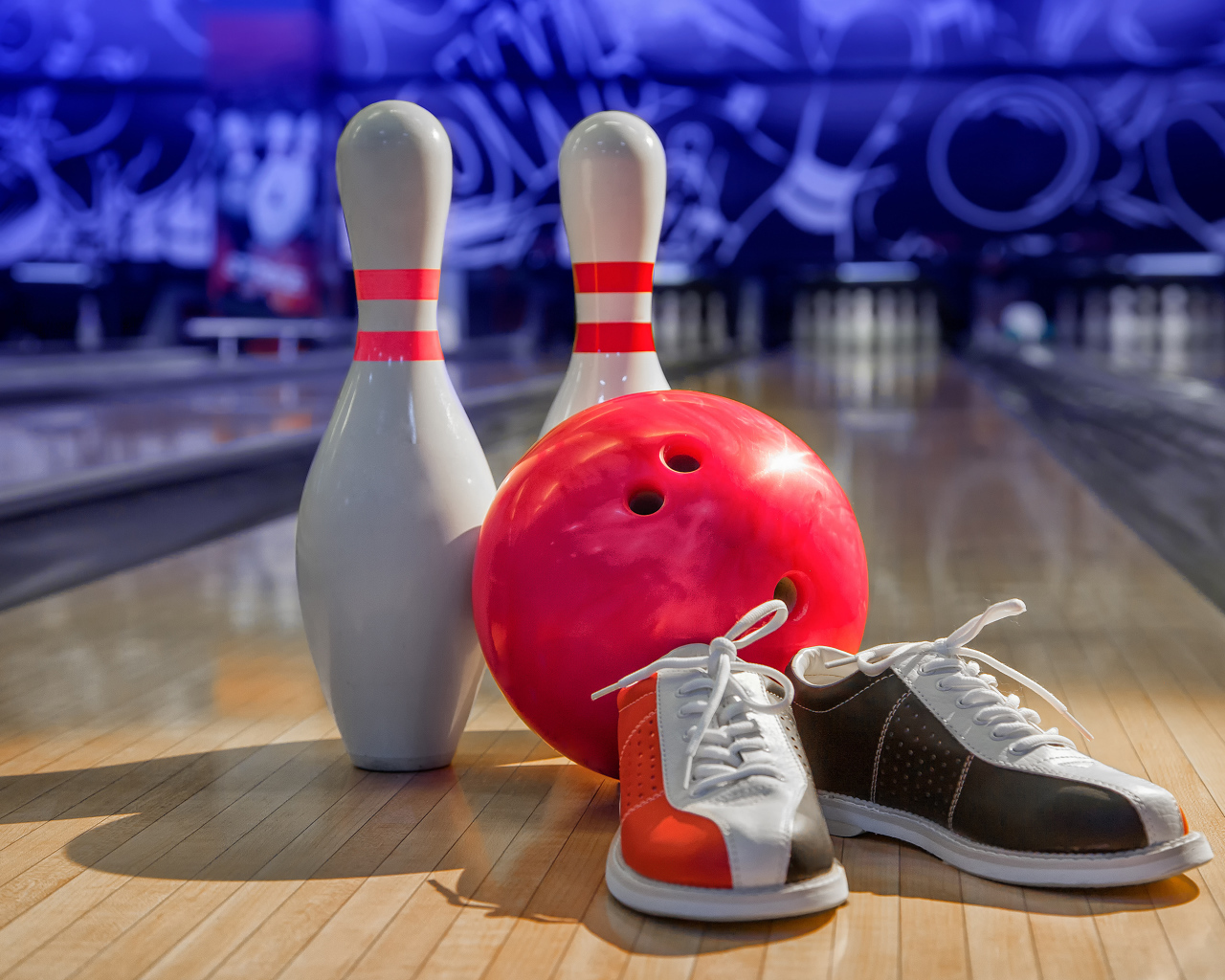 Две кегли, шар для боулинга и кеды