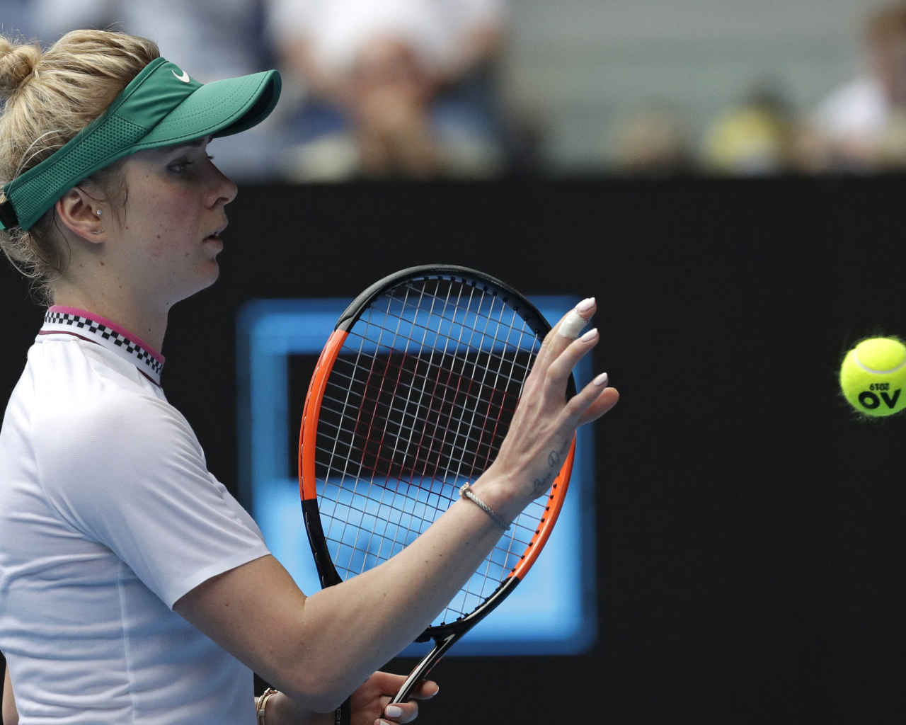 Украинская теннисистка Элина Свитолина на корте с ракеткой