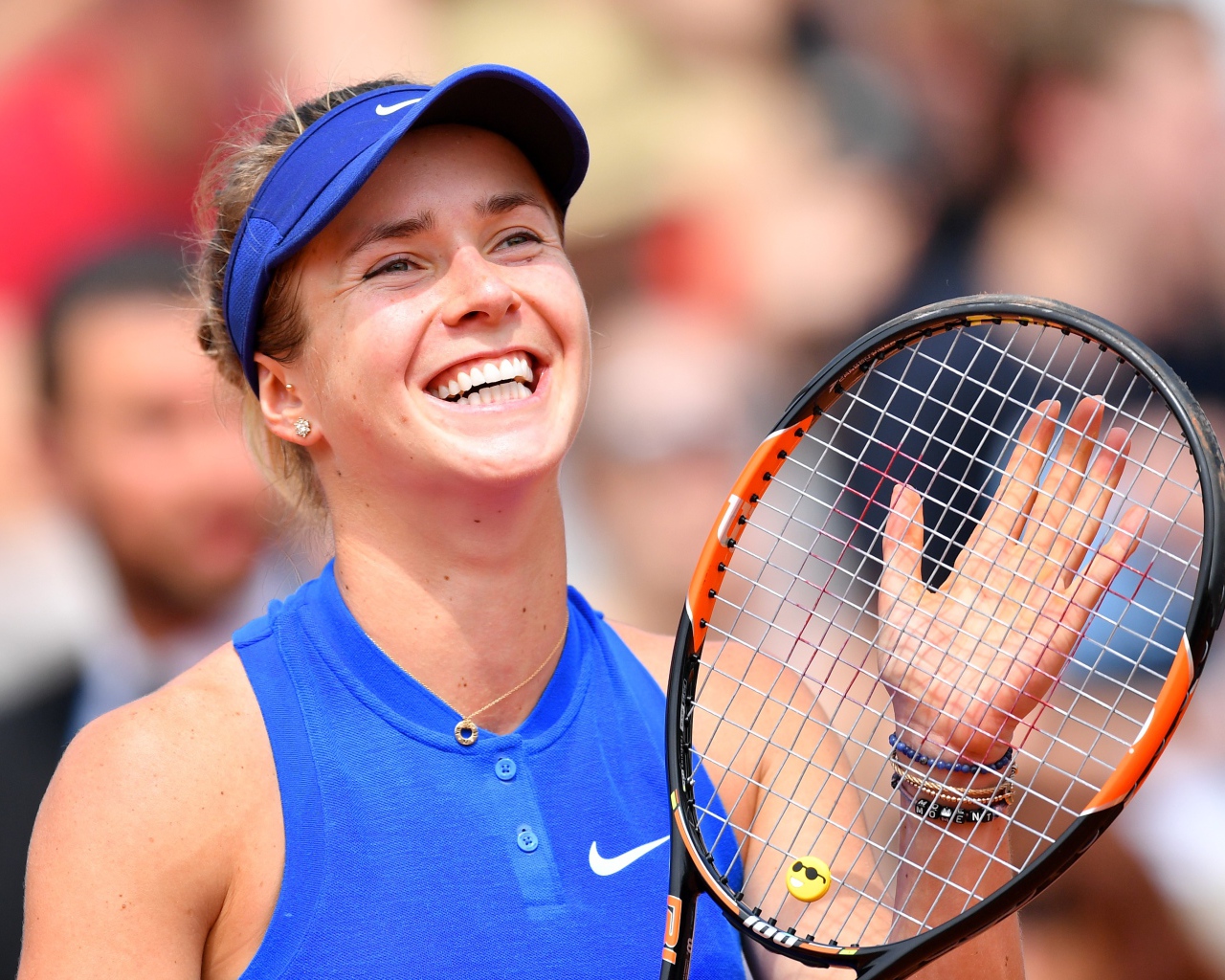 Украинская теннисистка Элина Свитолина улыбается на корте