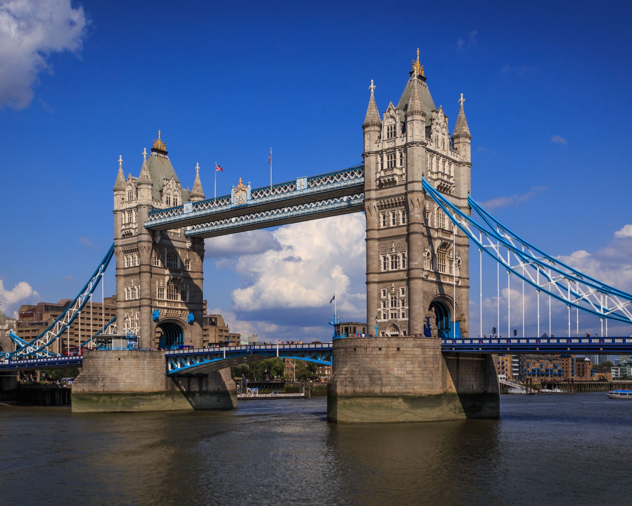 Красивый Тауэрский мост под голубым небом, Лондон. Великобритания