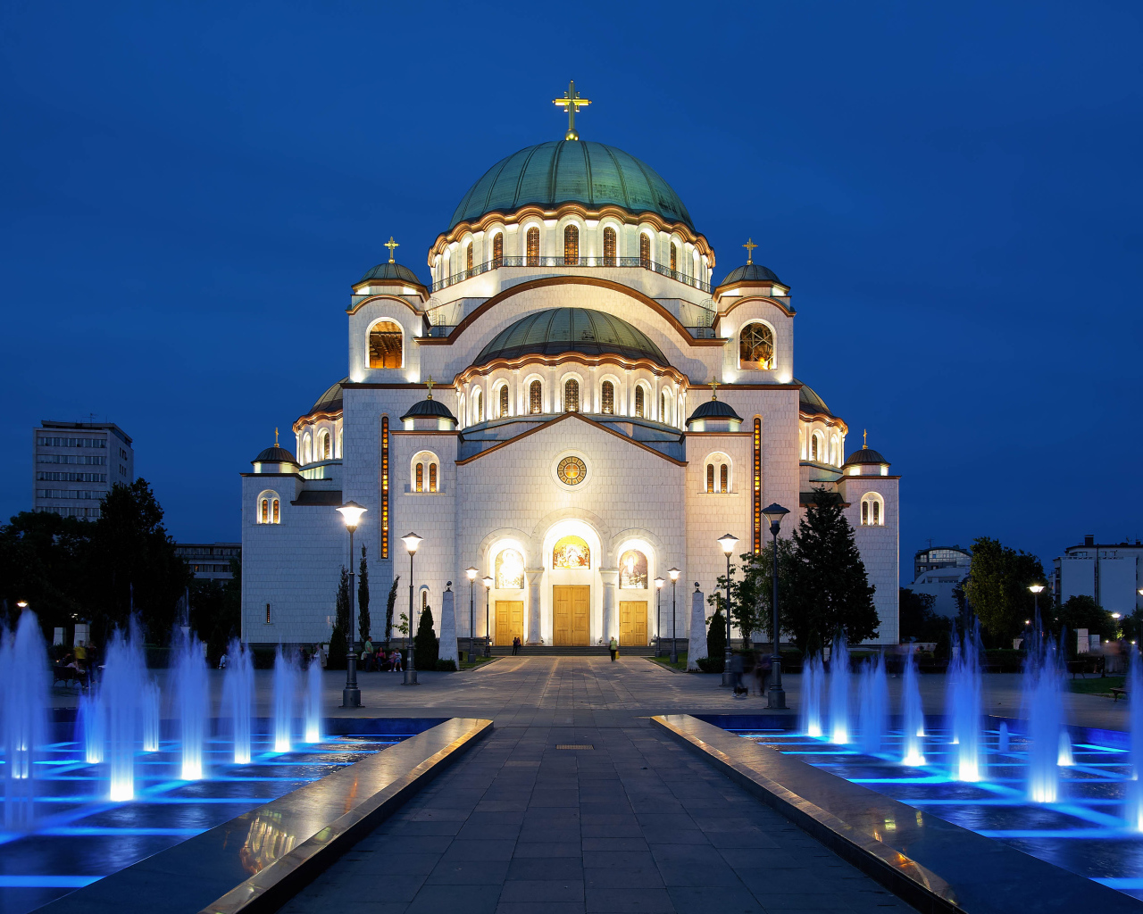 Фонтаны у храма Святого Саввы вечером, Белград. Сербия