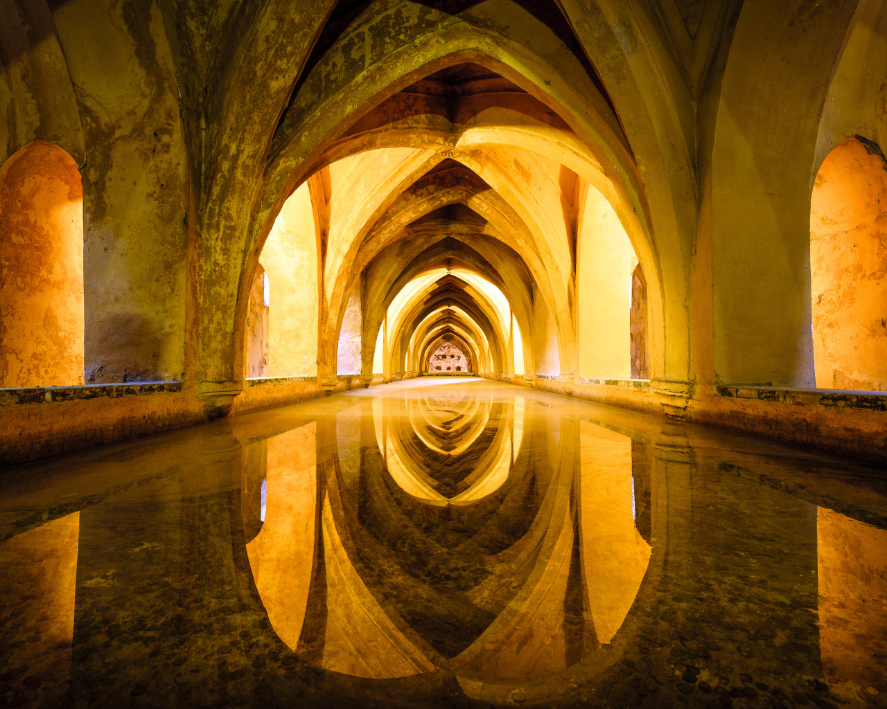 Старинная архитектура отражается в зеркальной поверхности 