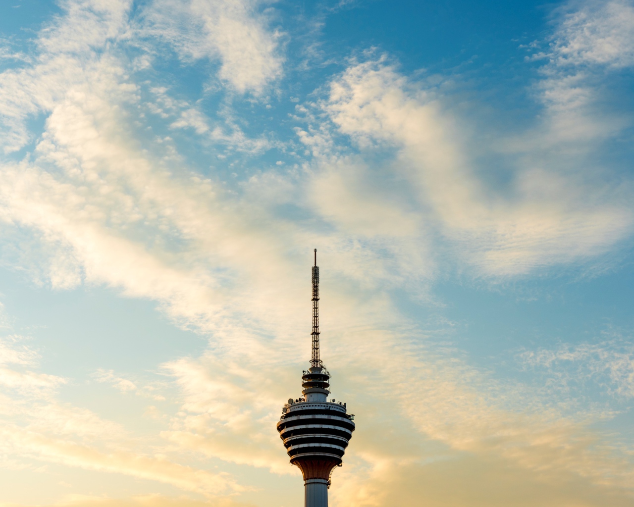 Телебашня Менара Куала-Лумпур на фоне неба, Малайзия