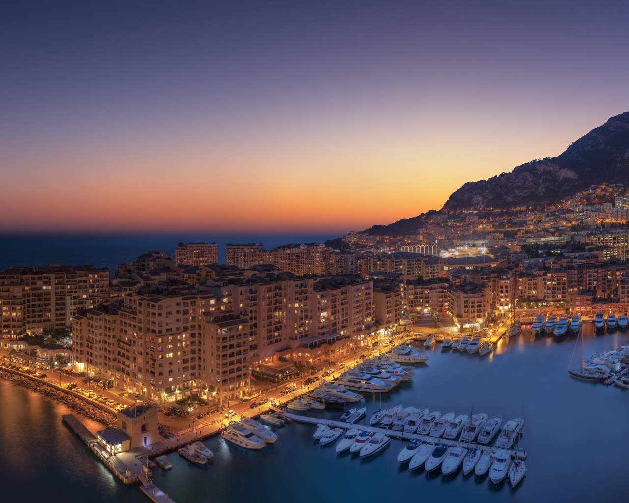 Красивый ночной город Монако у океана 