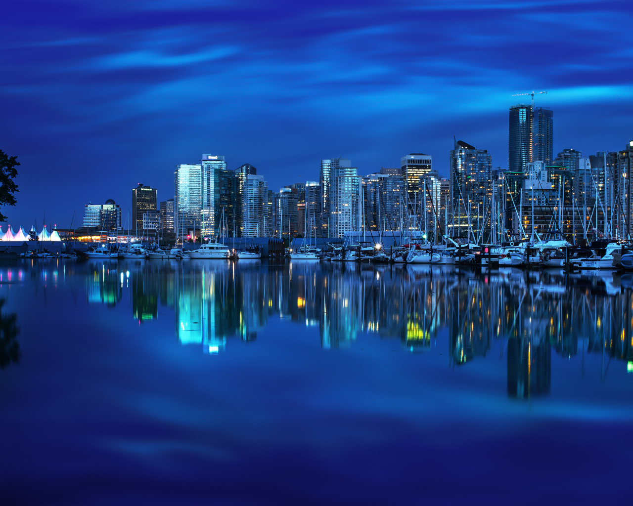 Ночные небоскребы Ванкувера отражаются в воде, Канада