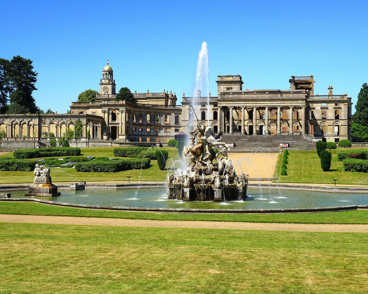 Фонтан возле особняка Витли Корт энд Гарденс, Англия