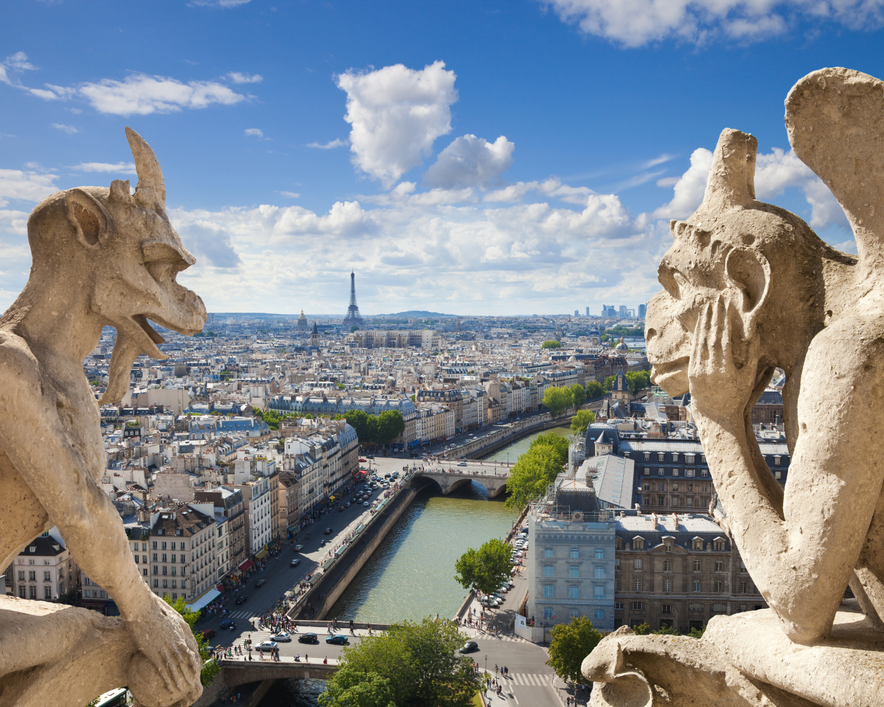 Горгульи на фасаде Нотр Дам де Пари. Франция