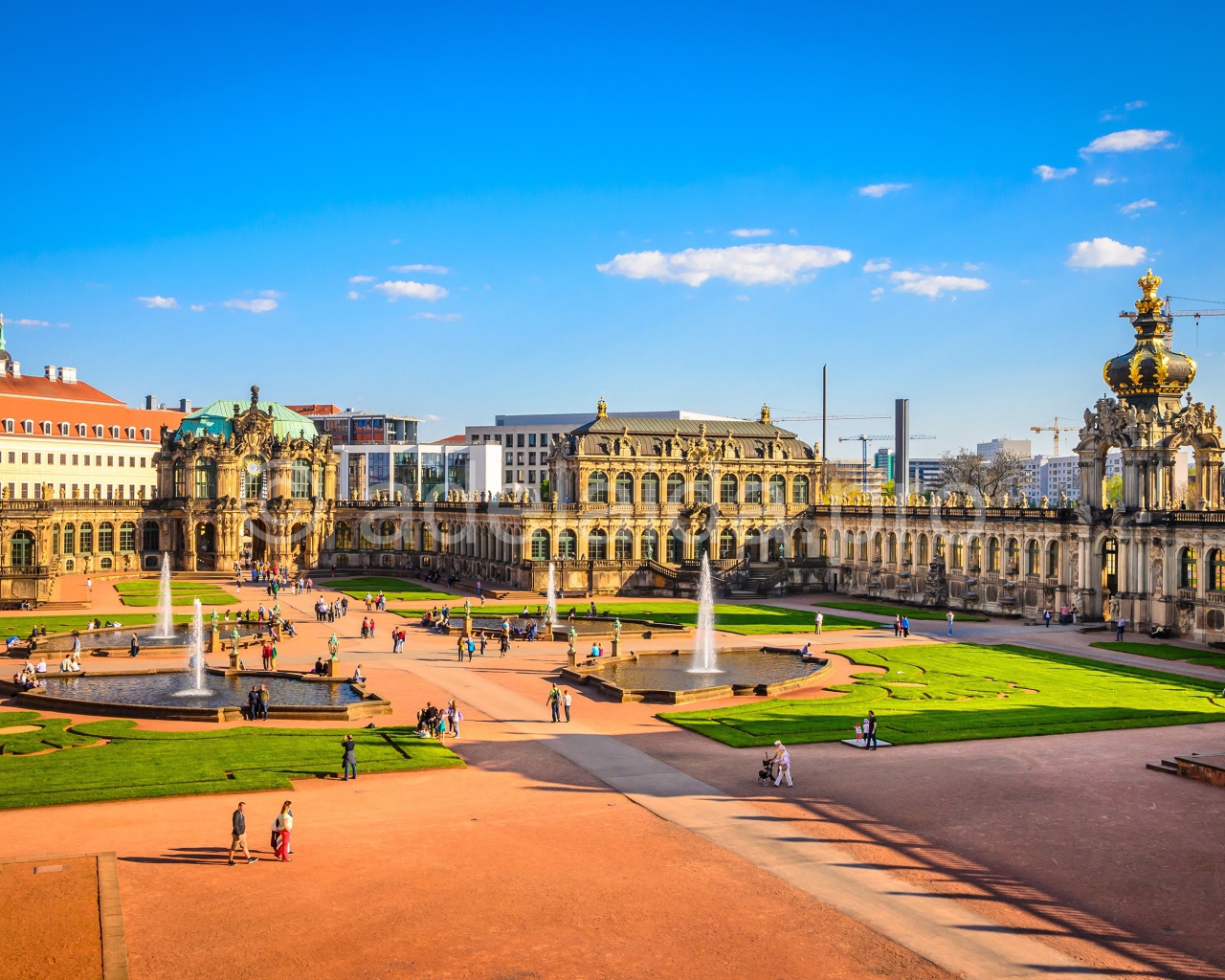 Вид на дворцово парковый комплекс Цвингер под голубым небом, Дрезден. Германия