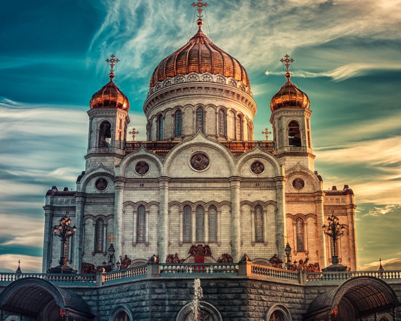 Храм Христа Спасителя под красивым небом, Москва. Россия