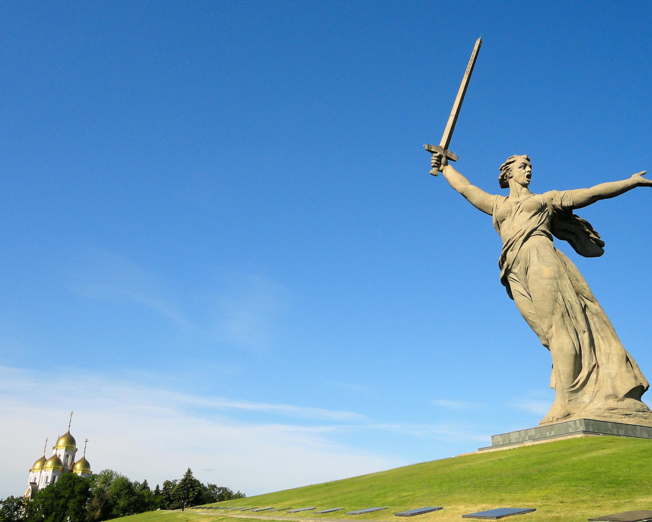 Памятник Родина мать под голубым небом, Мамаев курган, Волгоград. Россия
