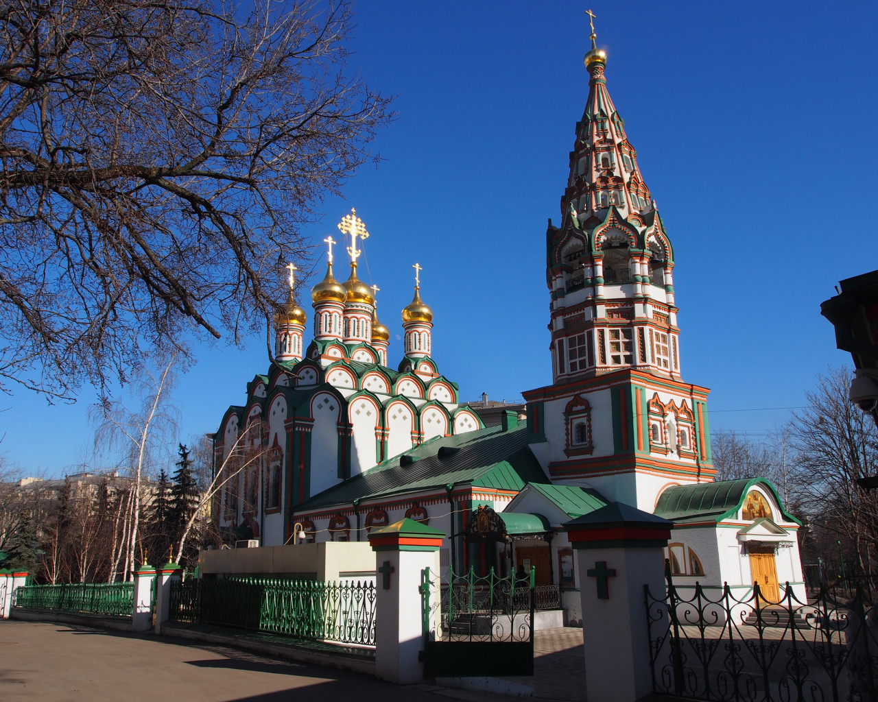 Старинная церковь Николая Чудотворца под голубым небом в Хамовниках, Москва. Россия