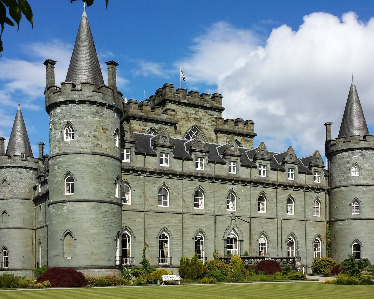 Серый старинный замок Инверари, Шотландия