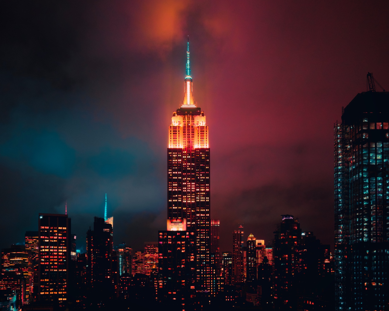 Небоскреб Эмпайр-стейт-билдинг ночью, Манхеттен. США