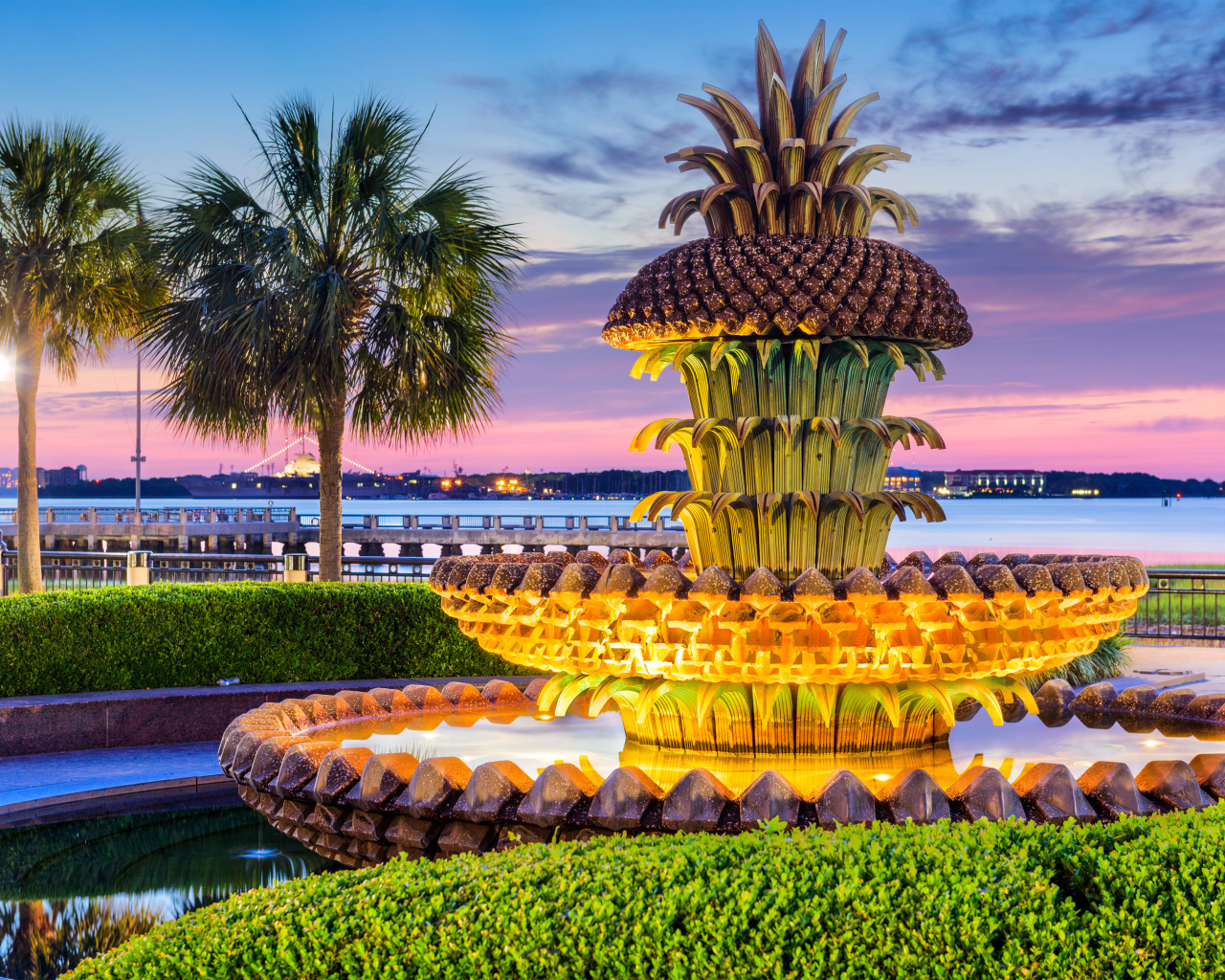 Необычный красивый фонтан ананас в США