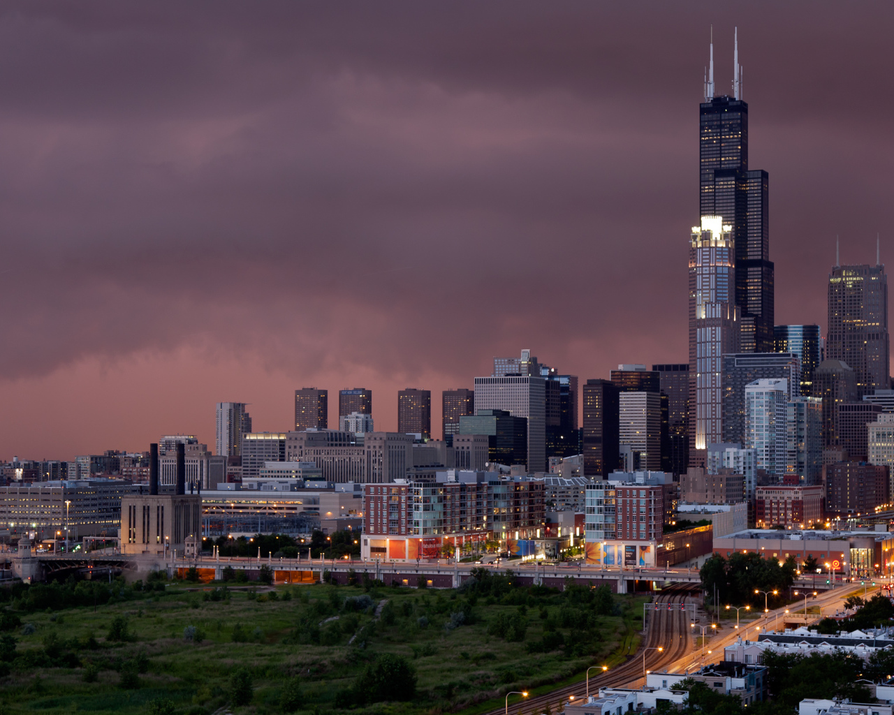 Вид на ночной Чикаго под пасмурным небом, США