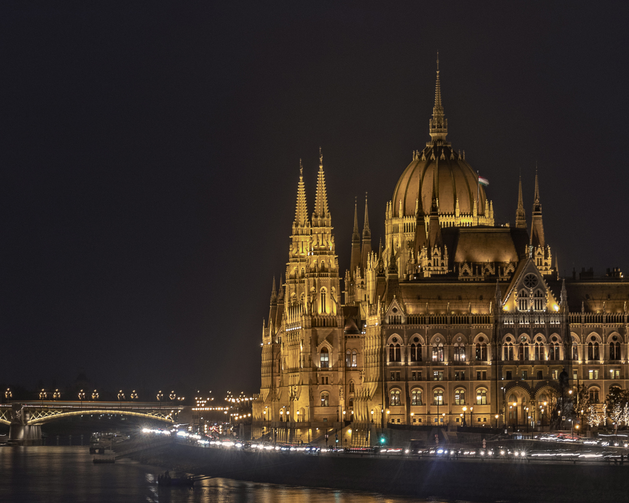 Дворец парламента у вода ночью, Будапешт. Венгрия