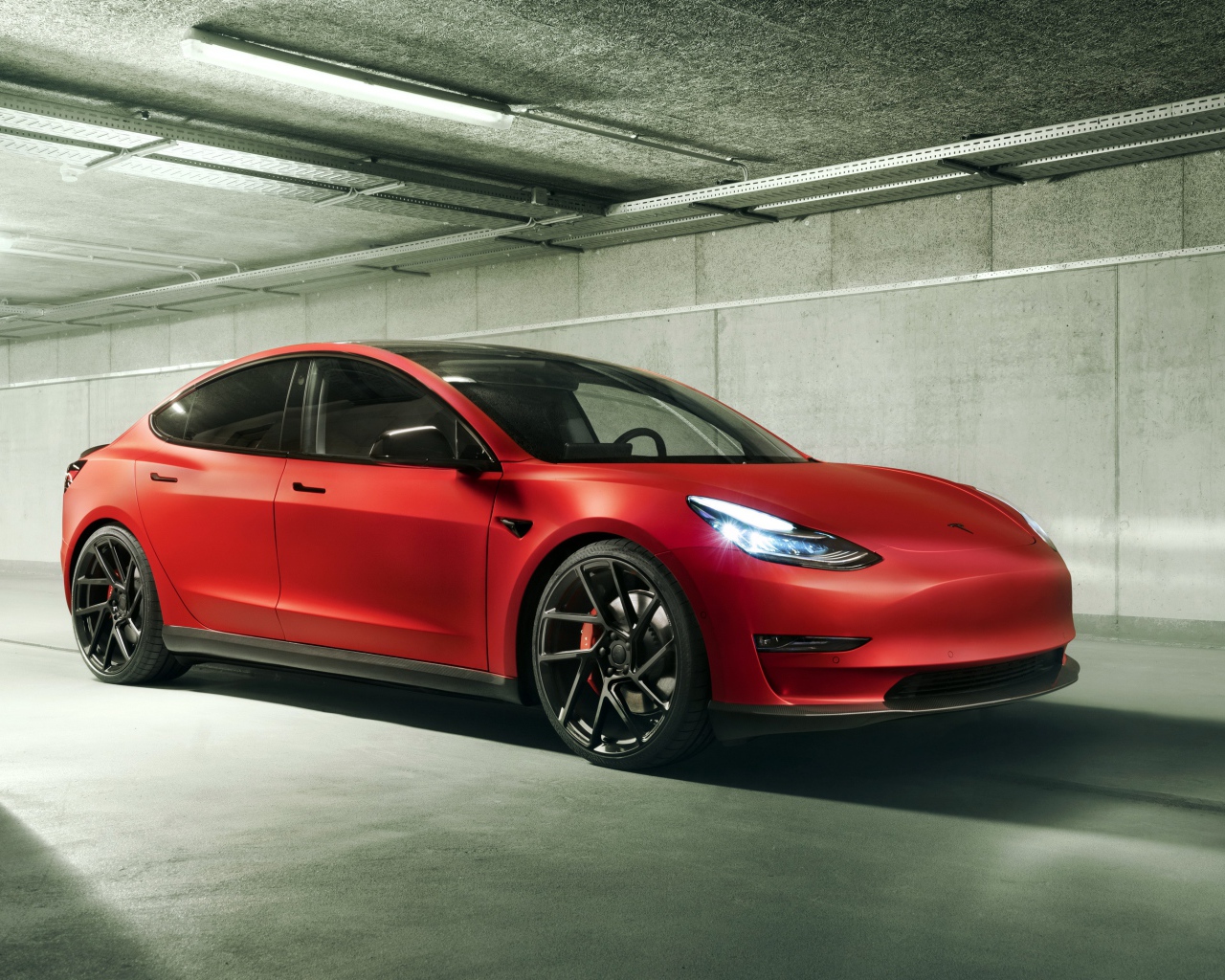 Красный автомобиль Tesla Model 3 2019 года 