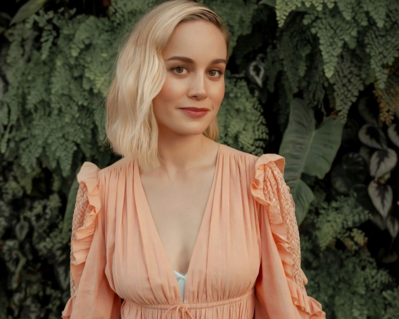 Актриса Бри Ларсон в  красивом розовом платье