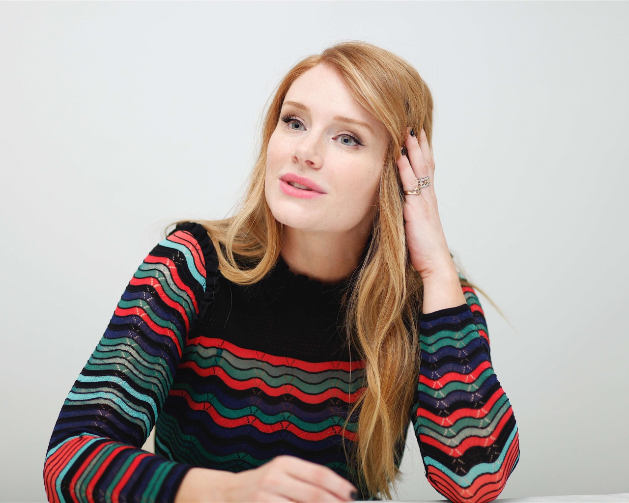 Актриса Брайс Даллас Ховард на сером фоне