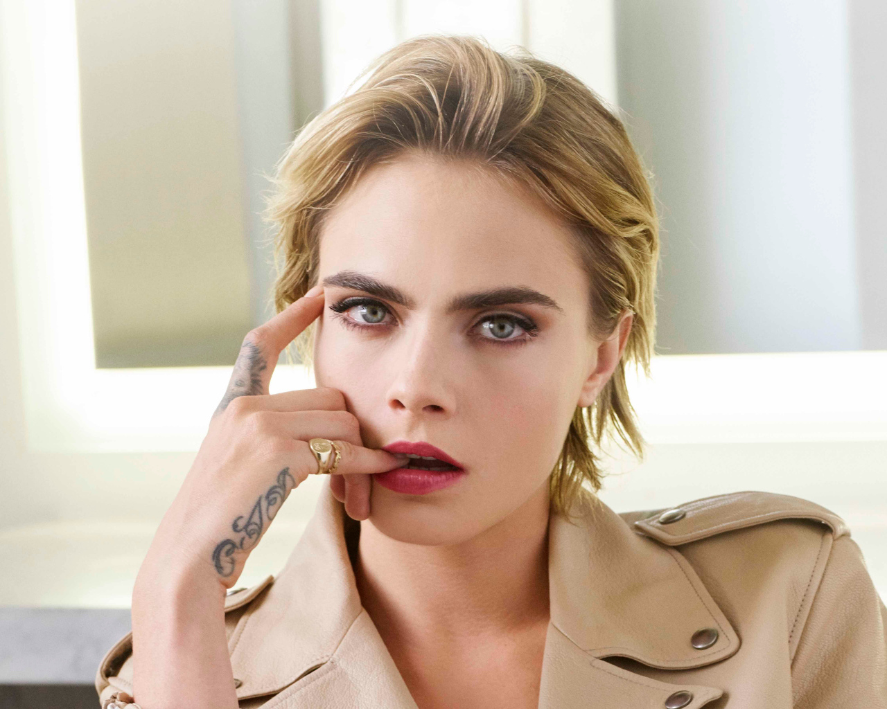 Актриса Кара Делевинь с пальцем во рту