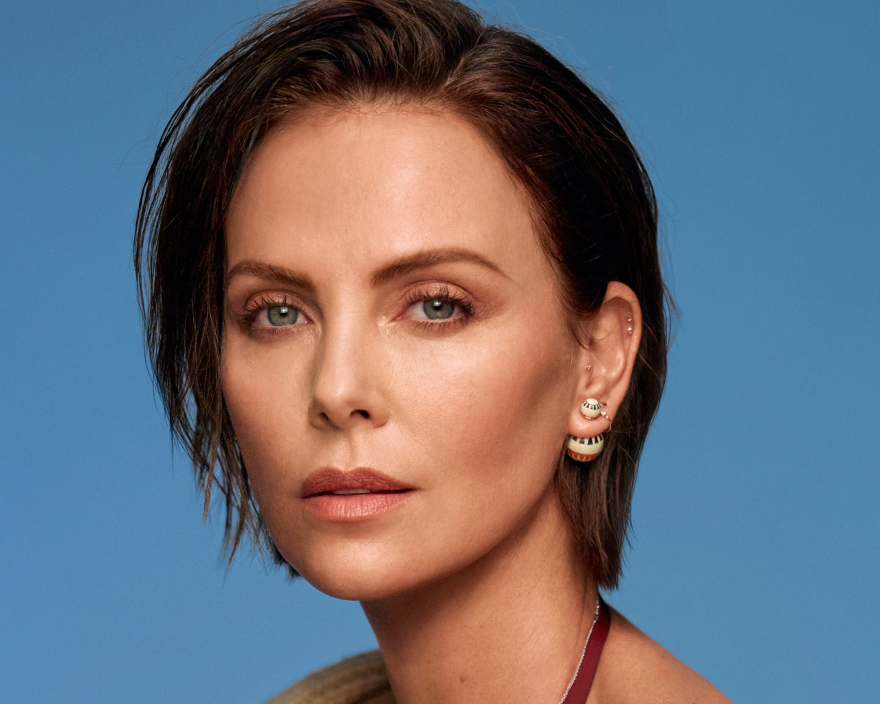 Актриса Шарлиз Терон на голубом фоне