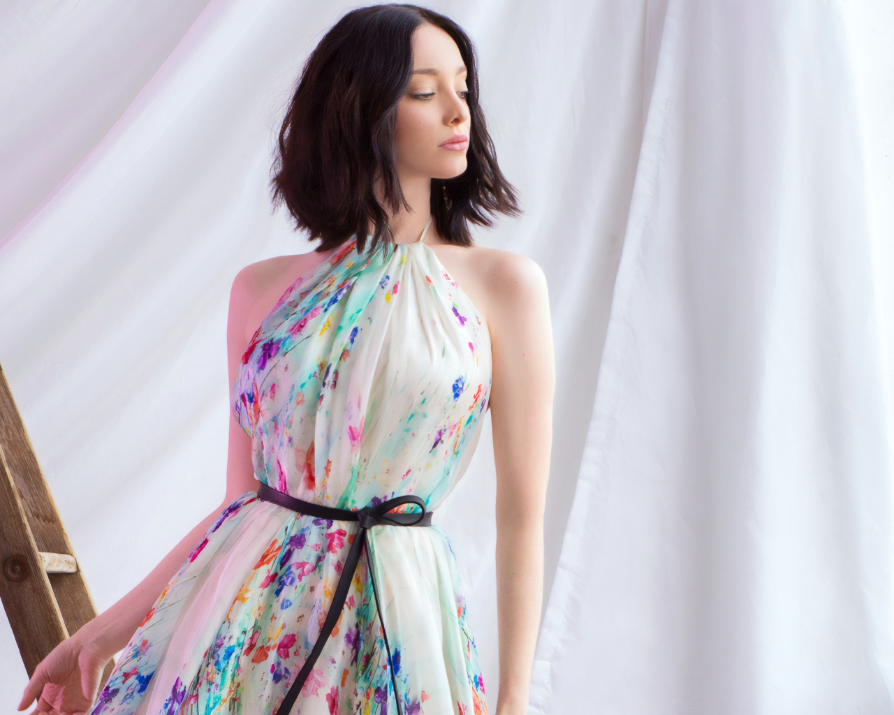 Актриса Эмма Дюмон в красивом платье у окна