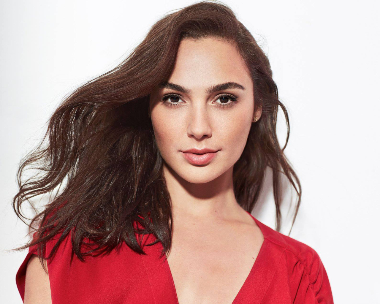 Актриса Галь Гадот в красном на белом фоне