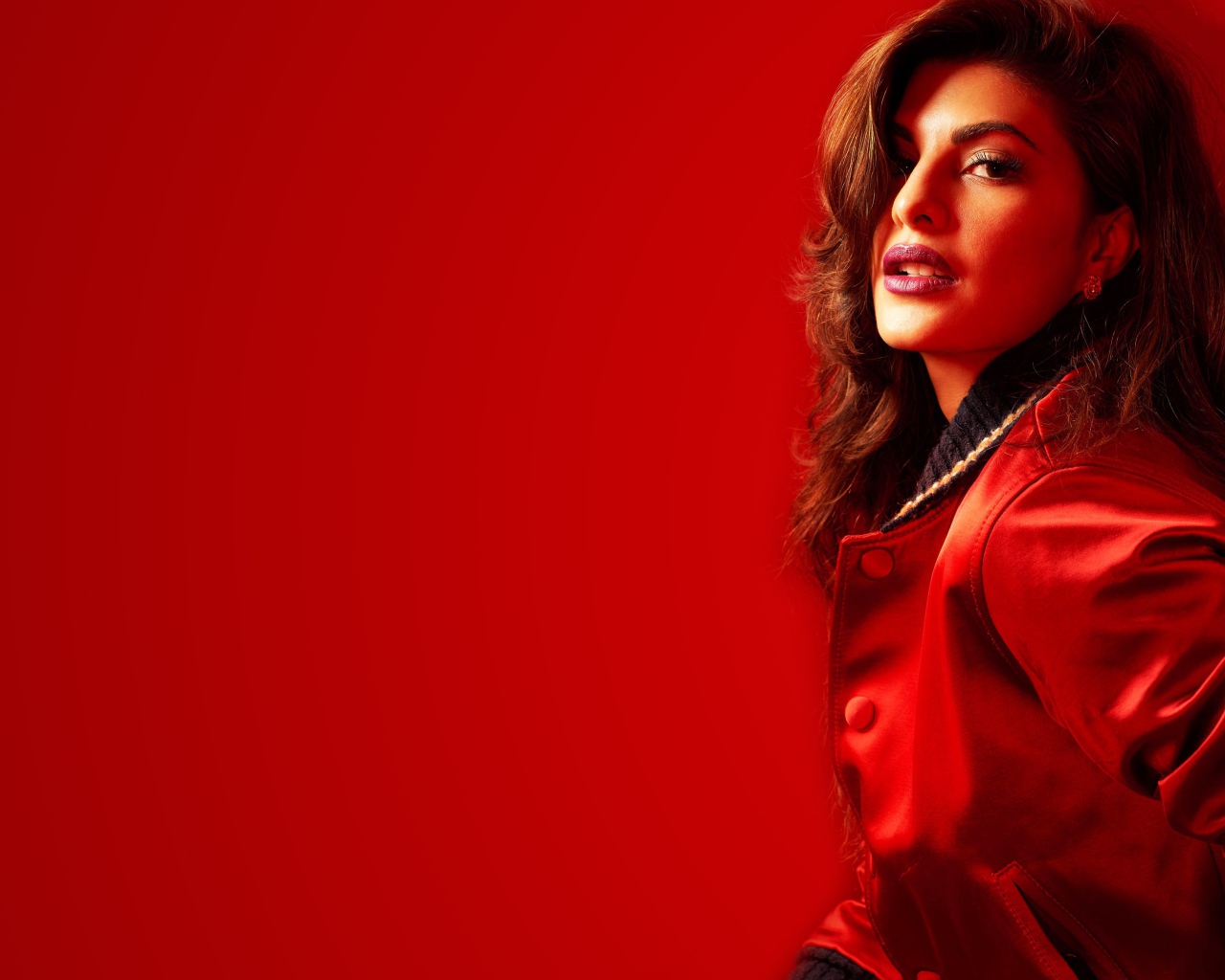 Актриса Жаклин Фернандес на красном фоне