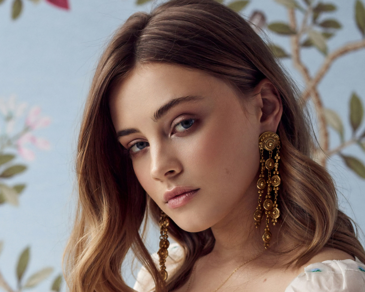 Актриса Джозефин Лэнгфорд с большими сережками в ушах