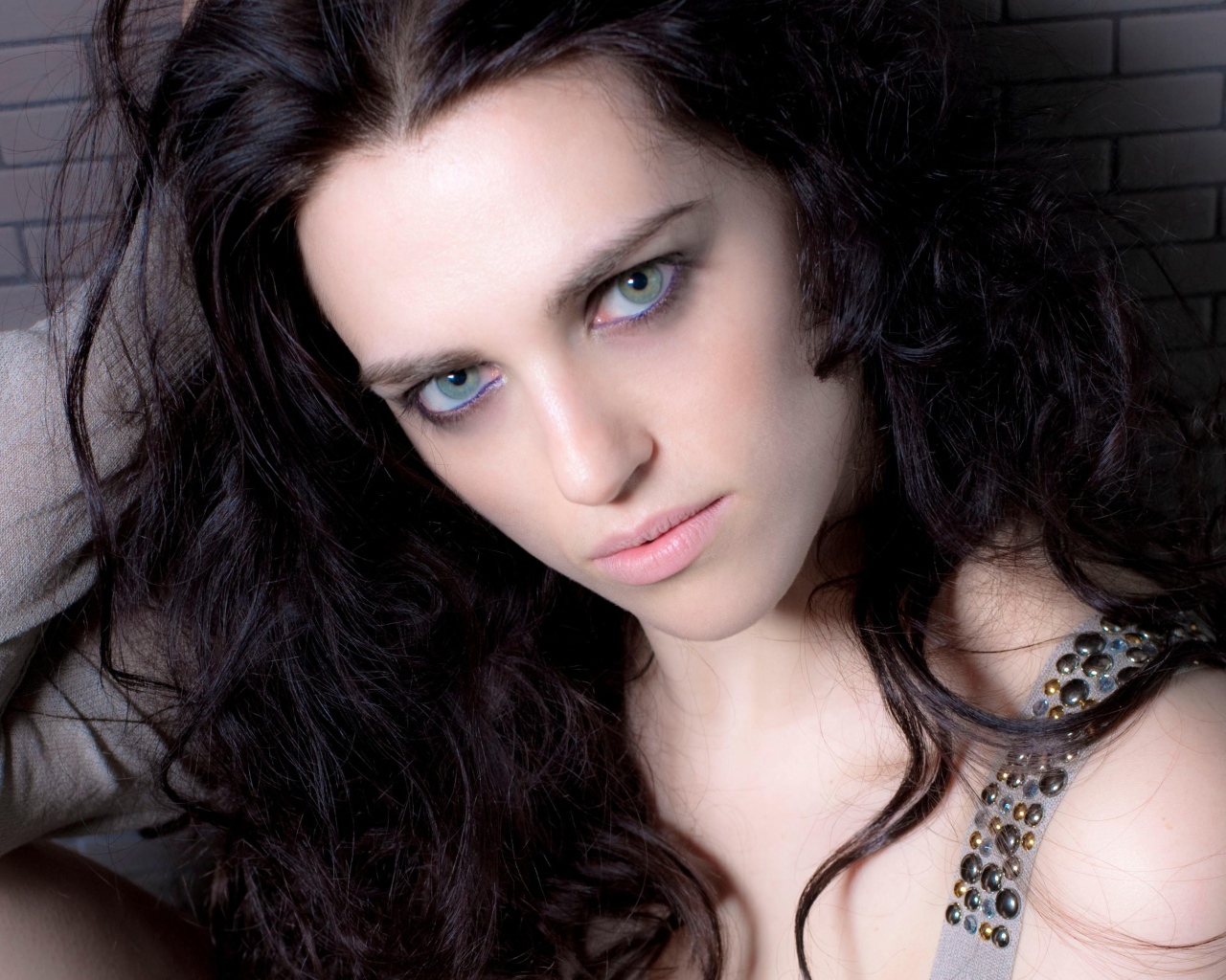 Актриса Кэти Макграт у стены крупным планом