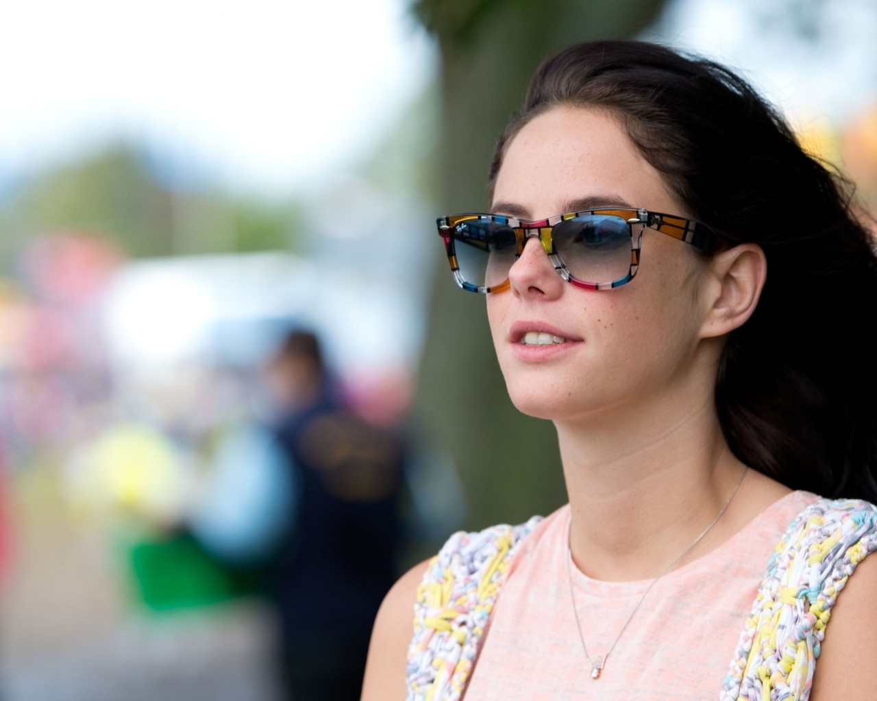 Актриса Кая Скоделарио в солнечных очках