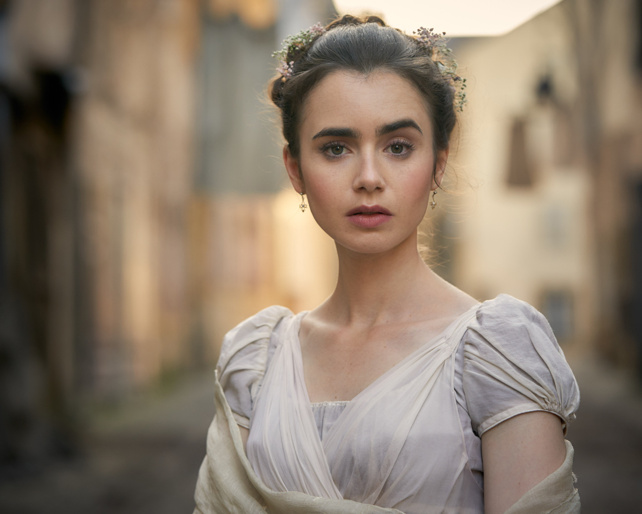 Актриса Лили Коллинз в роли 