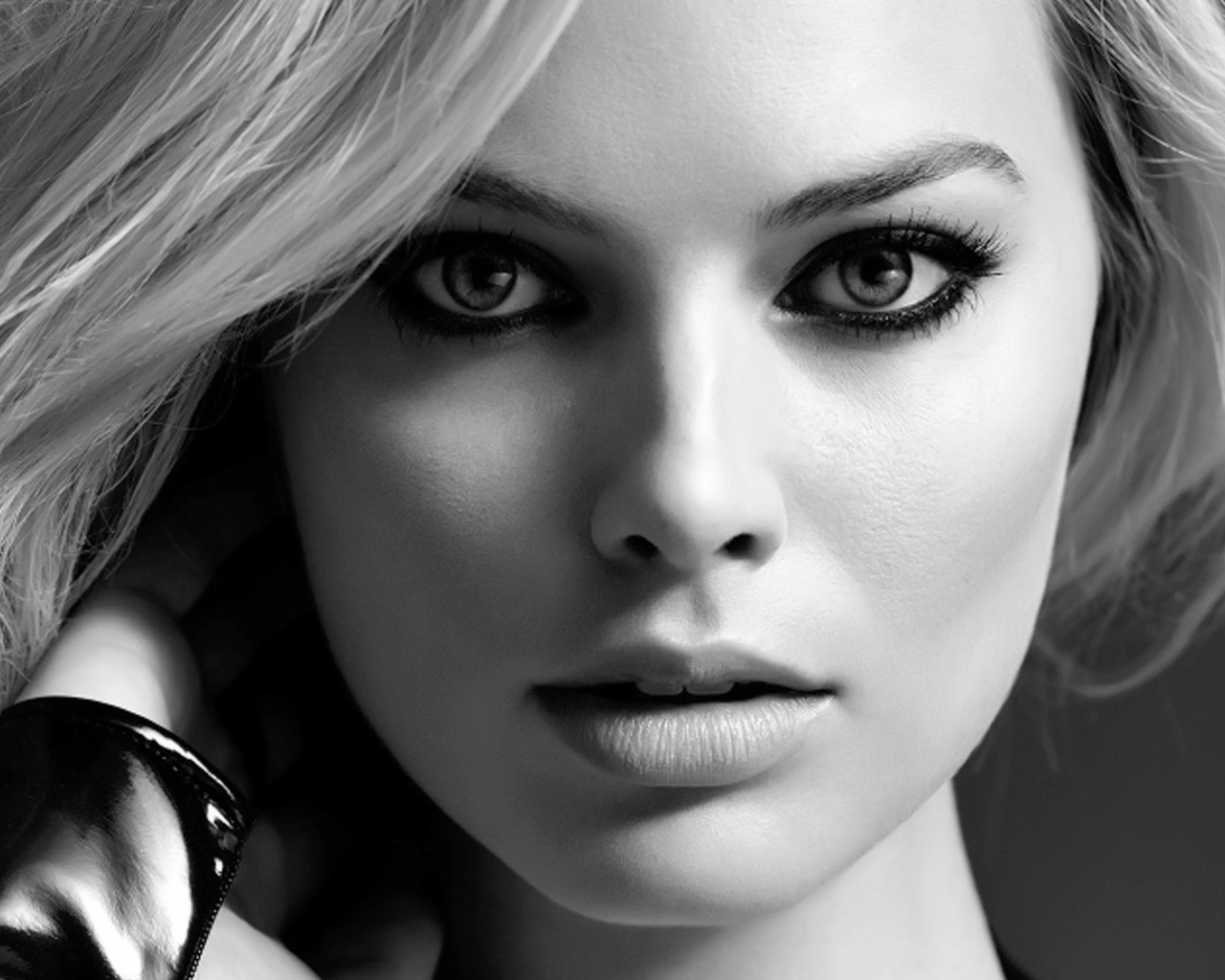 Актриса Марго Робби лицо крупным планом черно белое фото