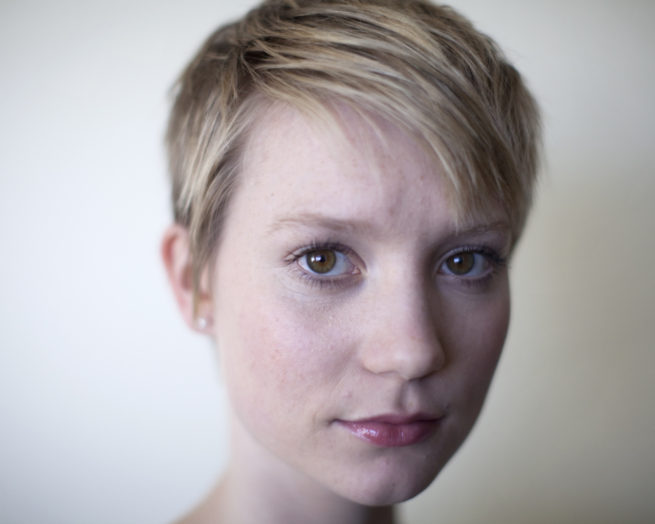 Актриса Миа Васиковска с короткой стрижкой