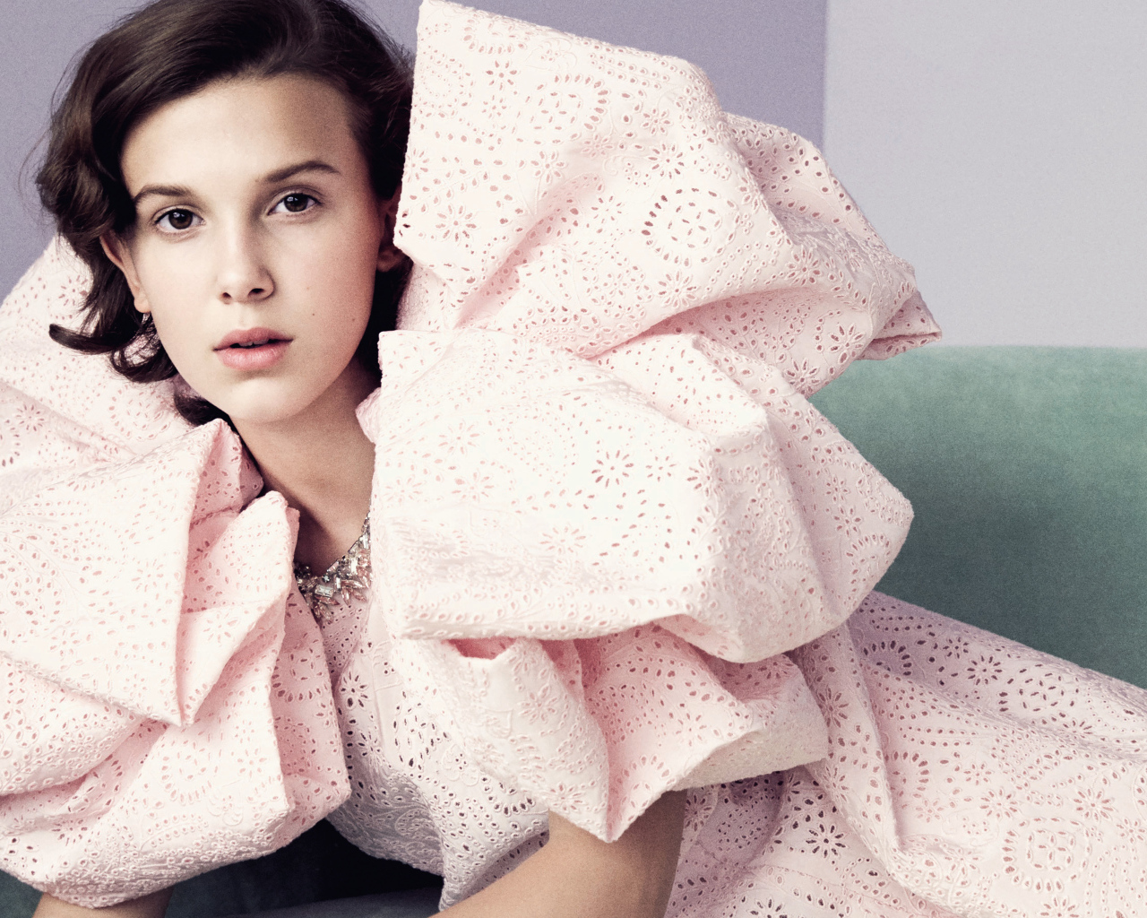 Актриса Милли Браун в розовом платье 