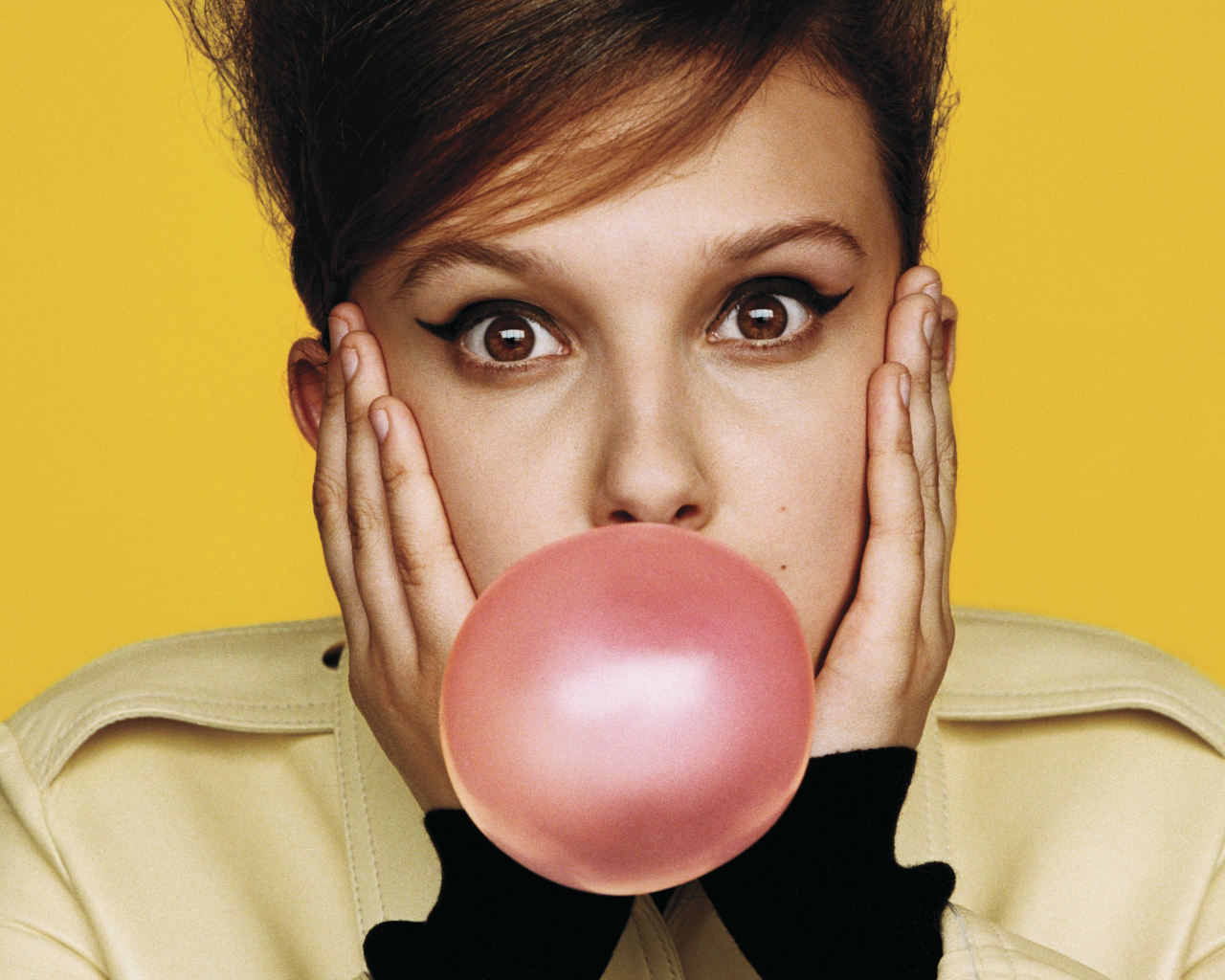 Актриса Милли Браун с жевательной резинкой во рту 