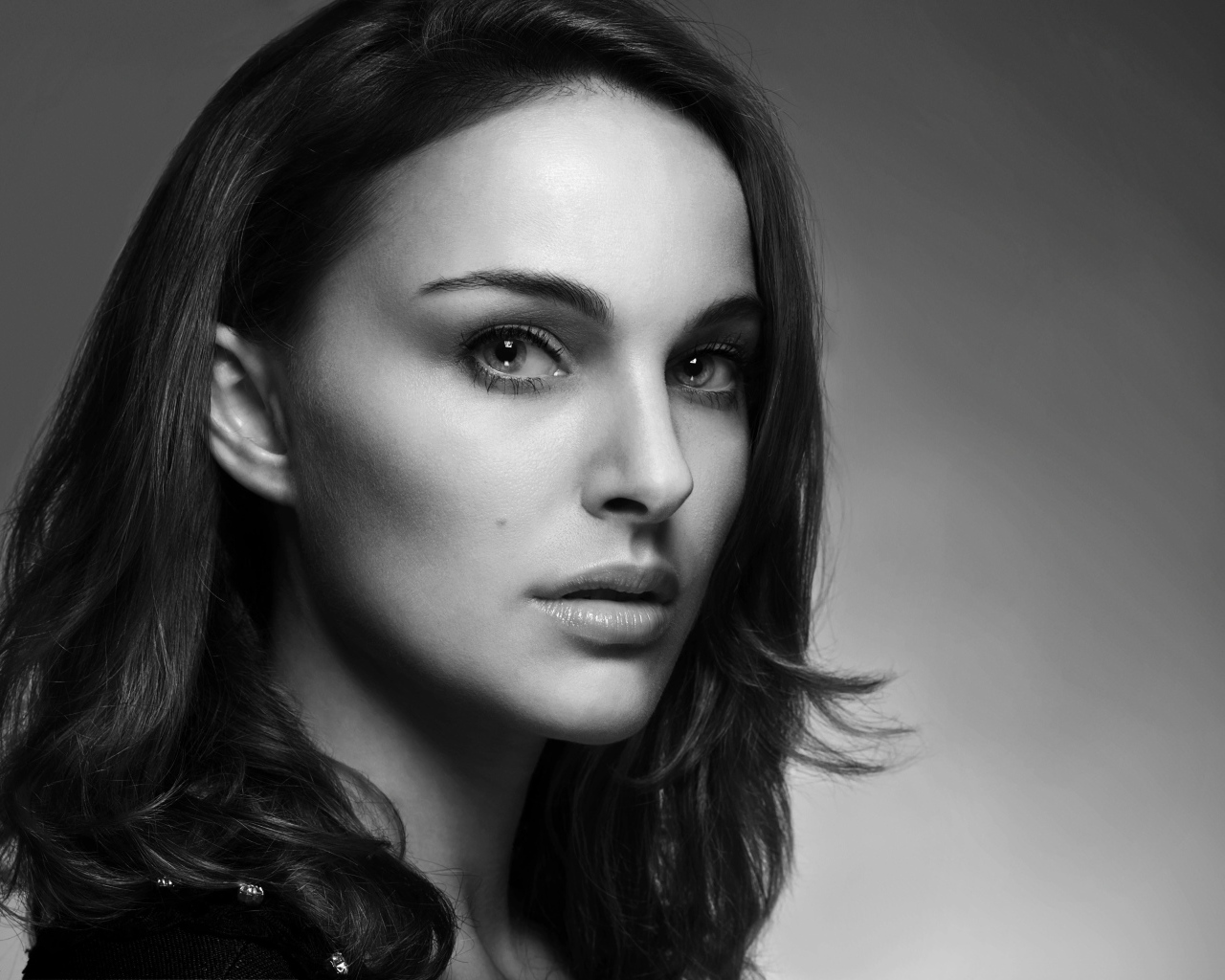 Актриса Натали Портман черно белое фото крупным планом