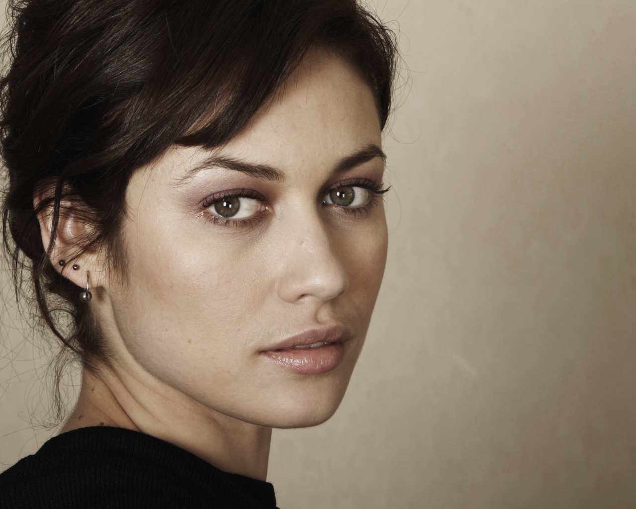 Актриса Ольга Куриленко с зелеными глазами