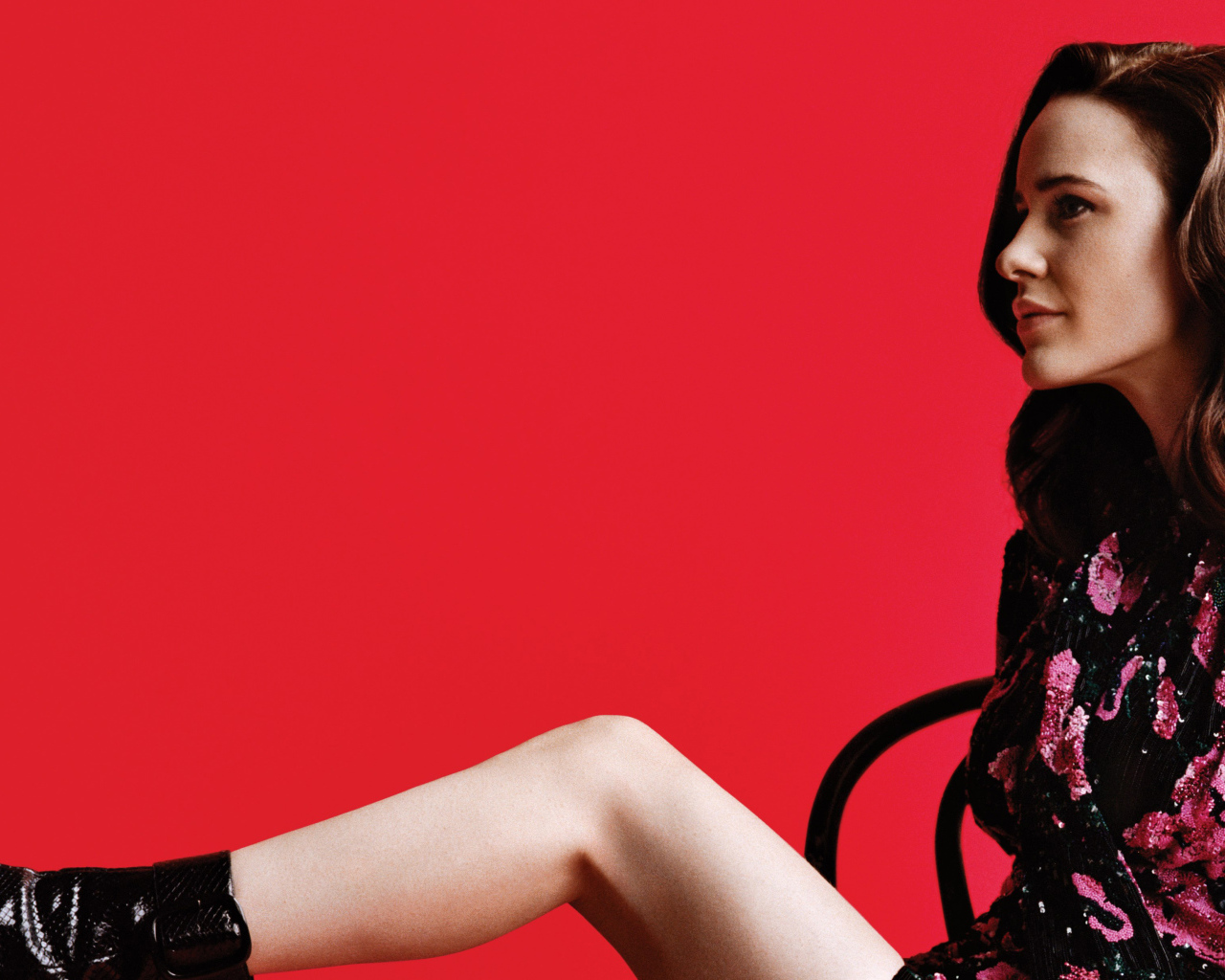 Актриса Рэйчел Броснахэн на красном фоне