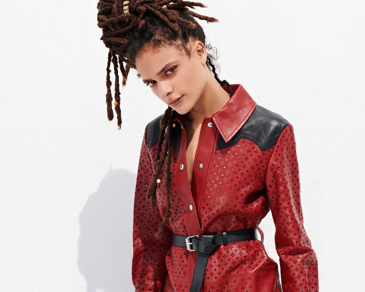 Актриса Саша Лейн на белом фоне